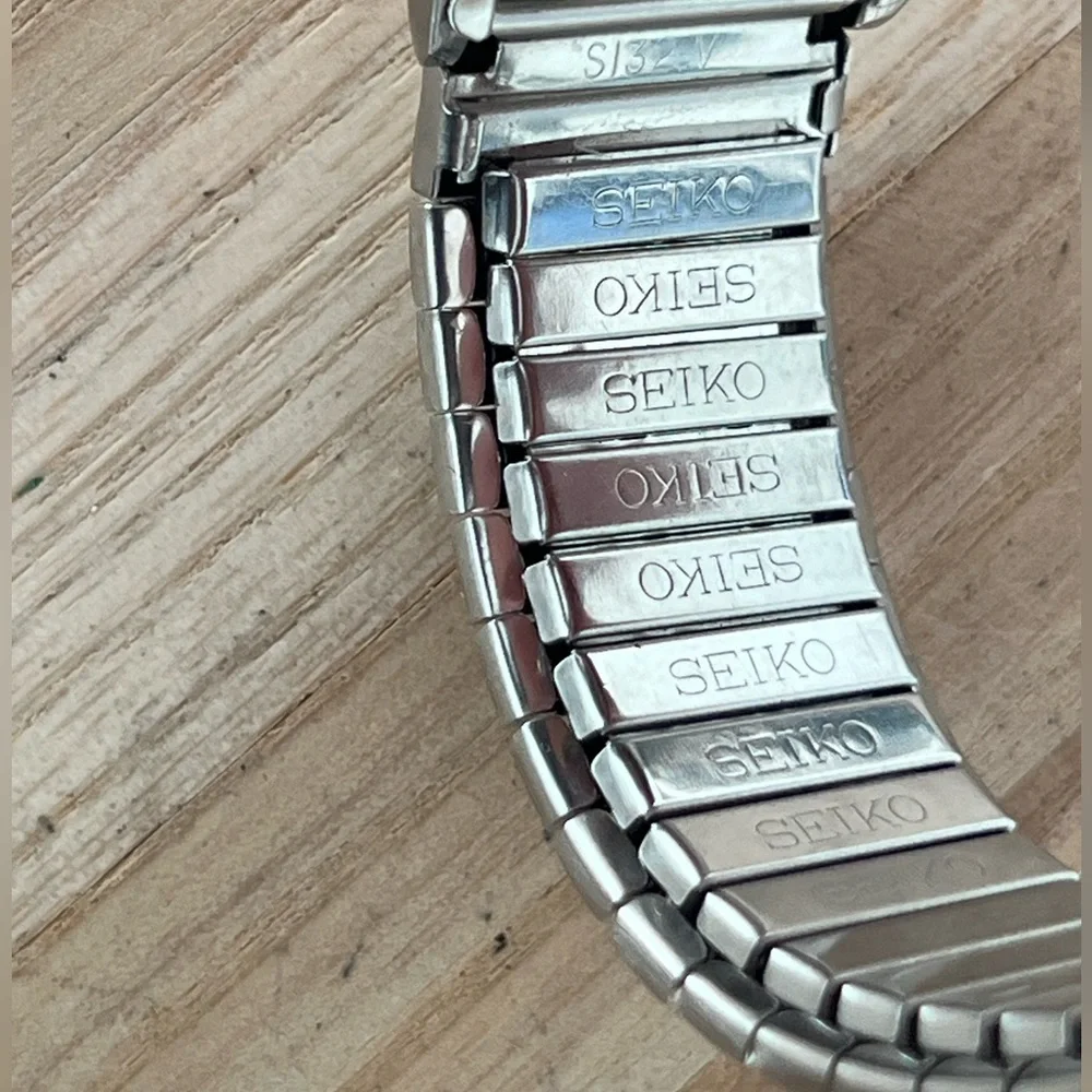 Seiko SQ Vintage Men’s Watch Two-Tone Stretch Bracelet Silver Dial Date Window